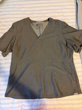 Figs Gray V-Neck maternity Scrub Top xl